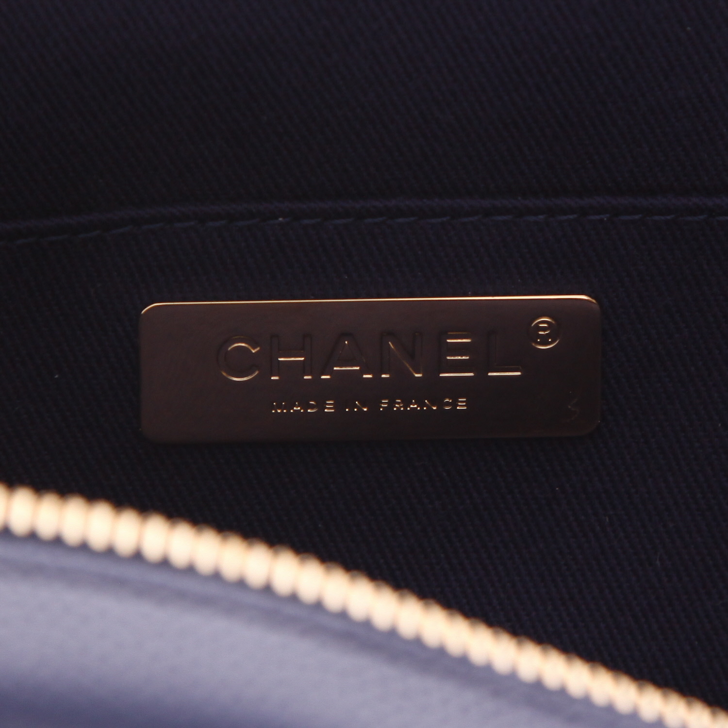 Bolsito-cinturón Chanel   en cuero granulado acolchado azul - Detail D2