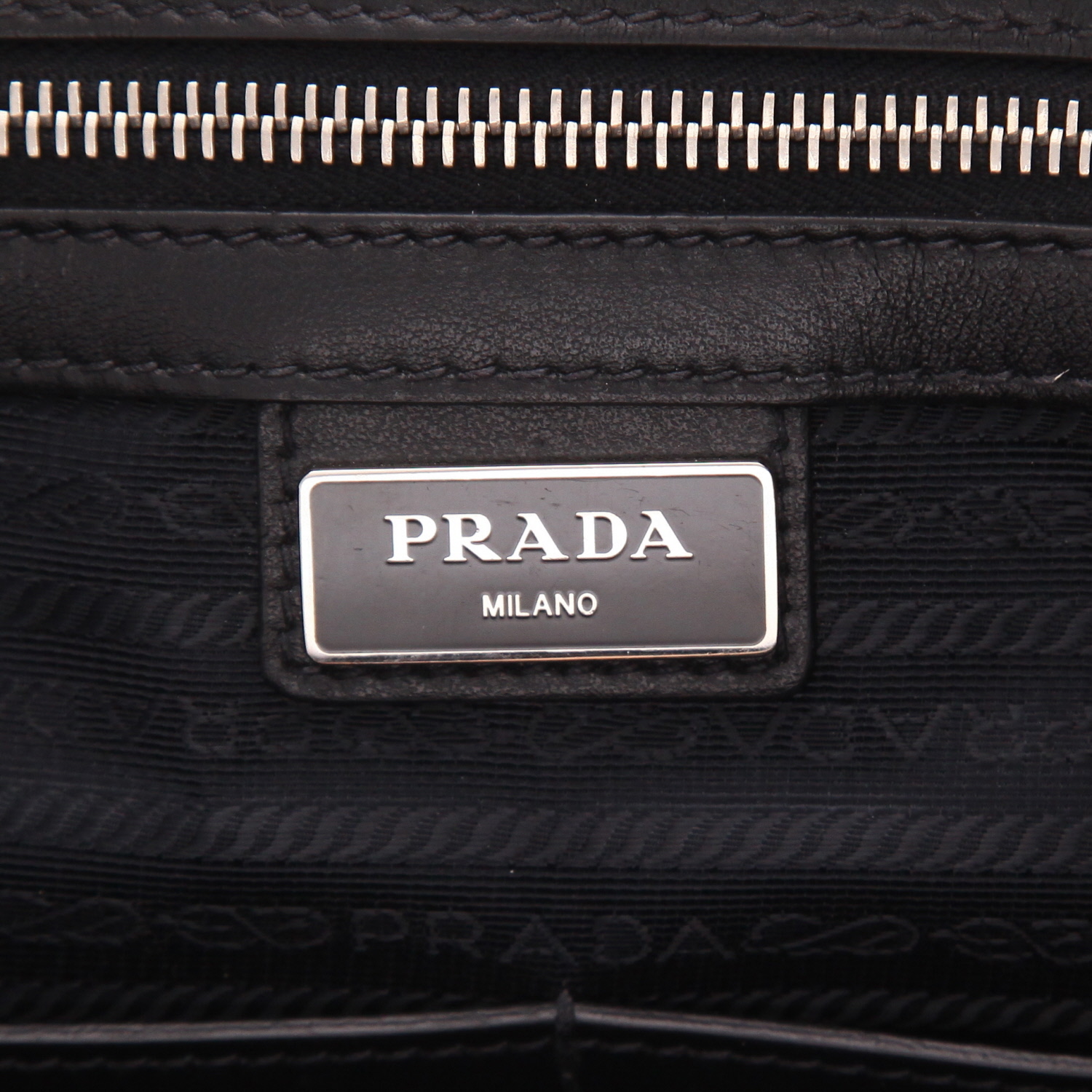 Prada   briefcase  in black leather saffiano - Detail D2