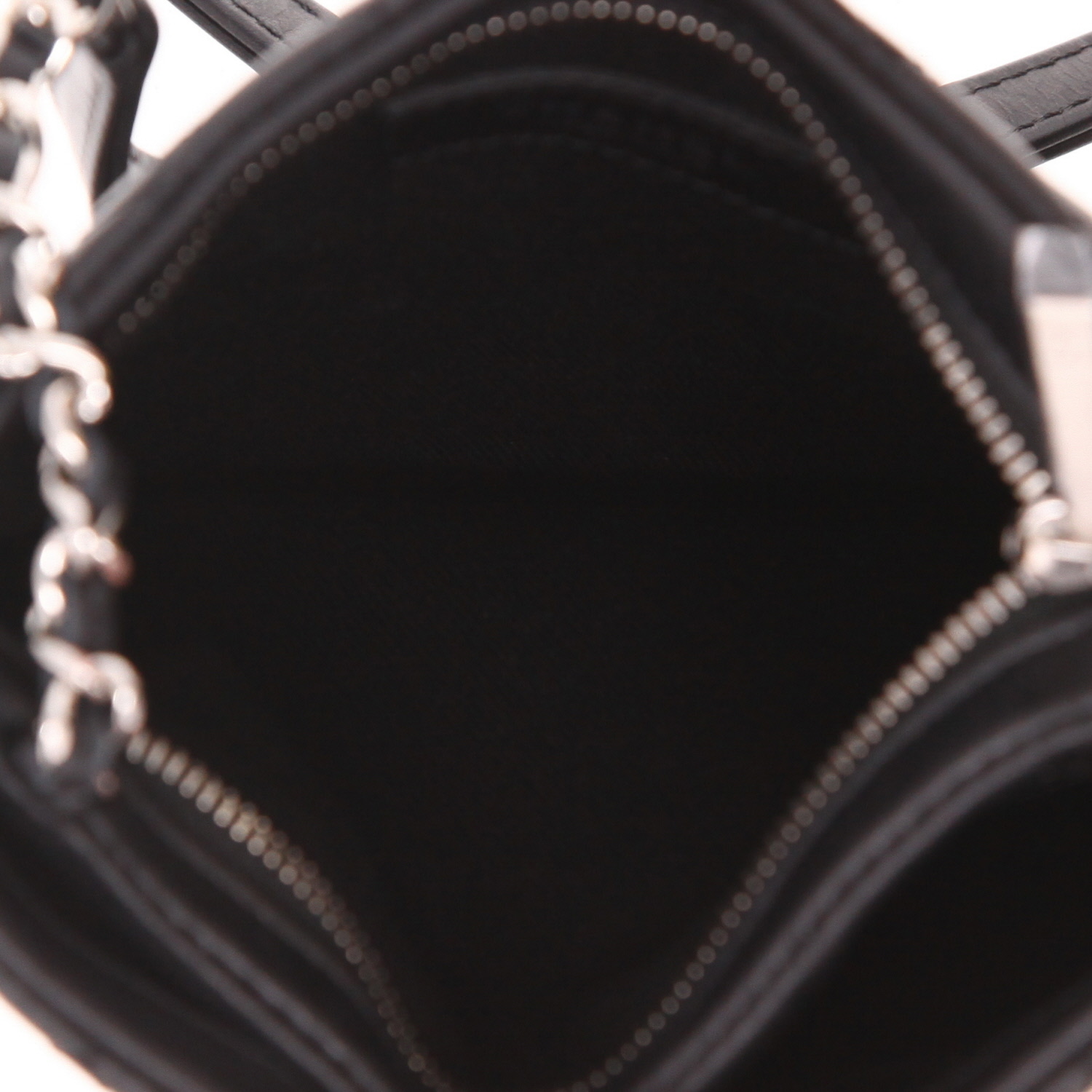Bolso bandolera Chanel   en cuero acolchado negro - Detail D3