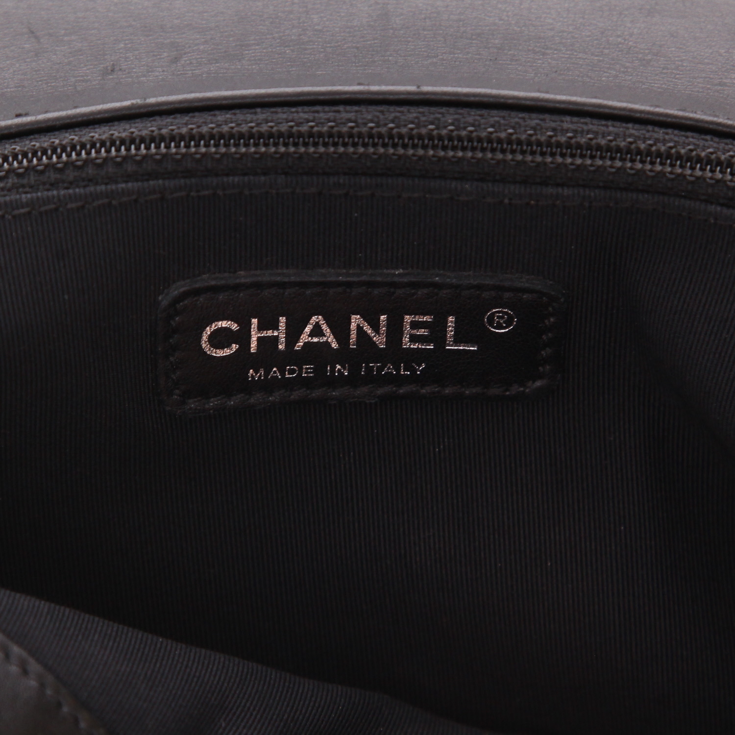 Bolso bandolera Chanel  Boy modelo grande  en cuero acolchado negro - Detail D2