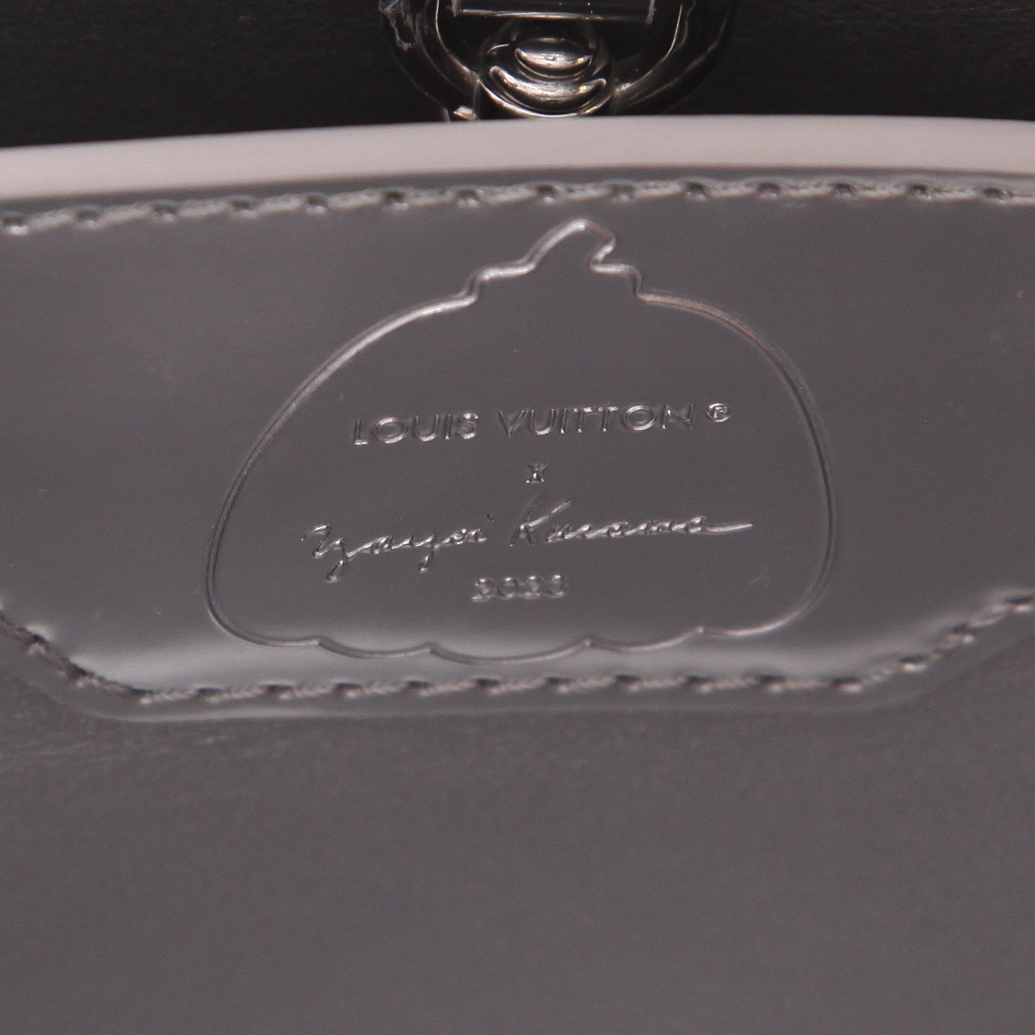 Sac à main Louis Vuitton  Capucines BB en cuir argenté - Detail D2