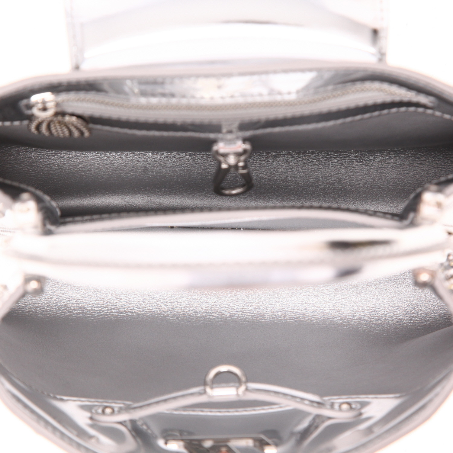 Bolso de mano Louis Vuitton  Capucines BB en cuero plateado - Detail D3