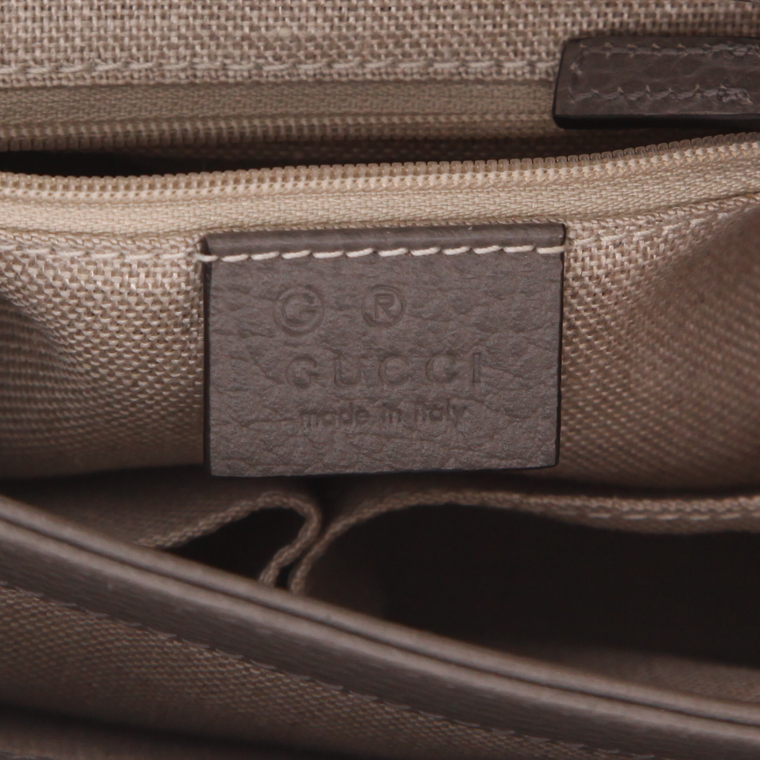 Sac bandoulière Gucci  Interlocking G en cuir grainé gris - Detail D2