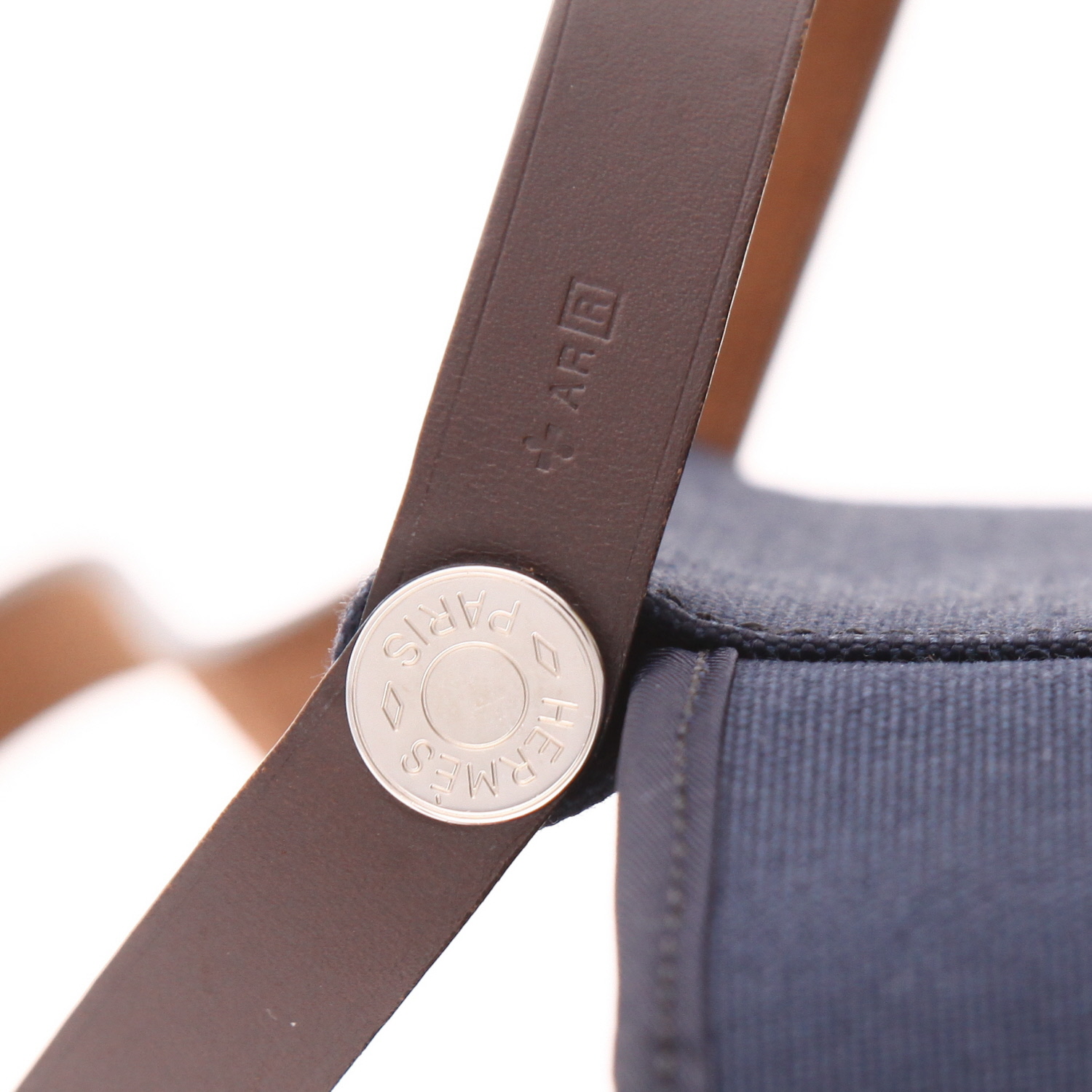 Hermès  Cabag handbag  in navy blue canvas  and brown Hunter cowhide - Detail D2