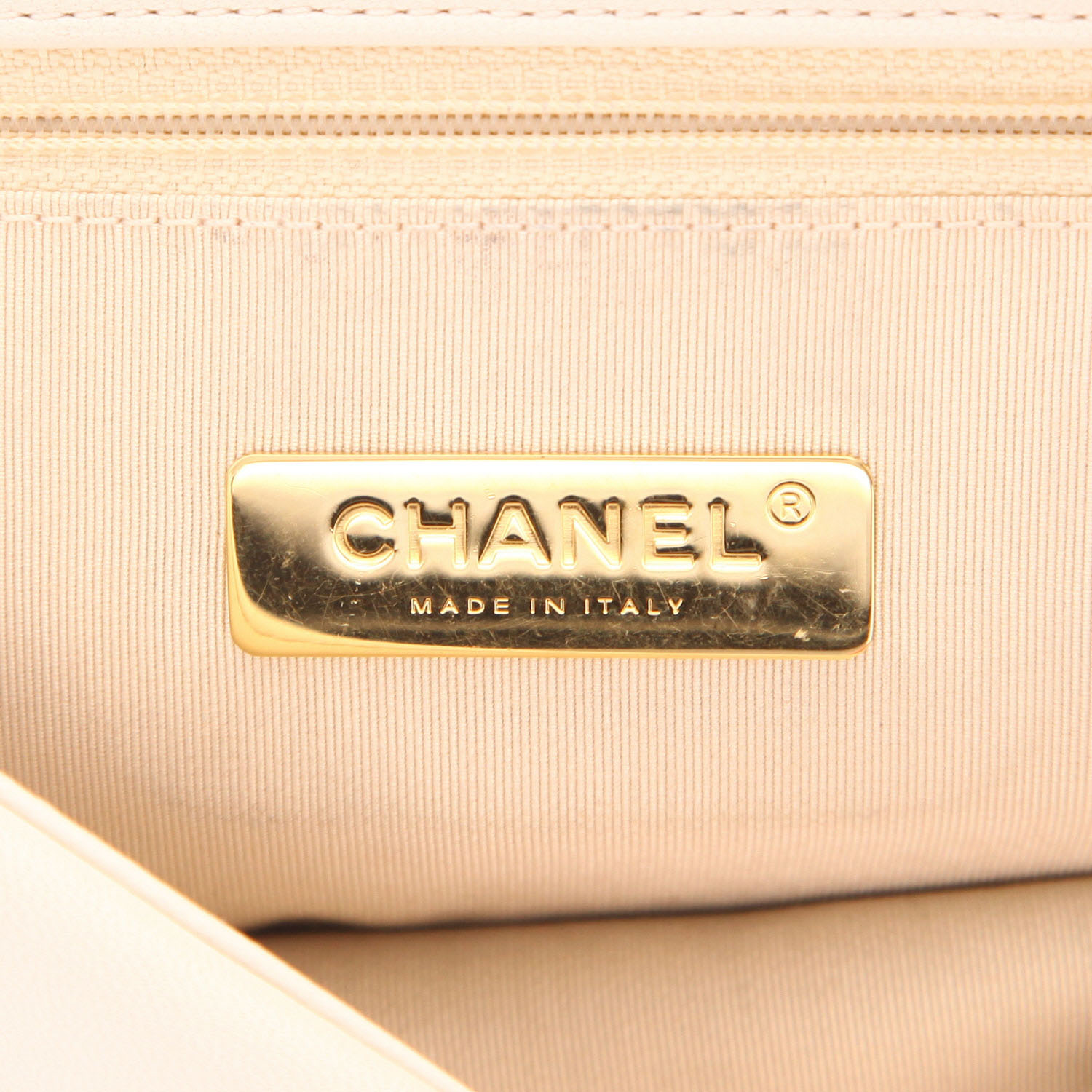 Chanel  19 shoulder bag  in beige quilted leather - Detail D2
