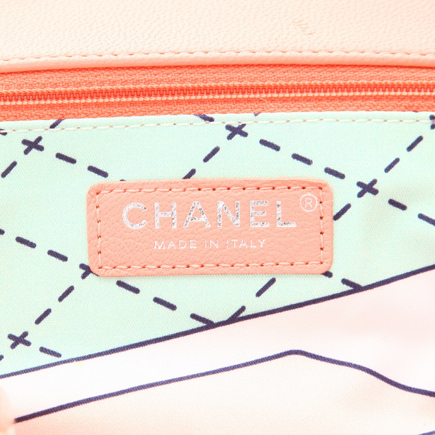 Chanel  Timeless handbag  in pink terry fabric - Detail D2