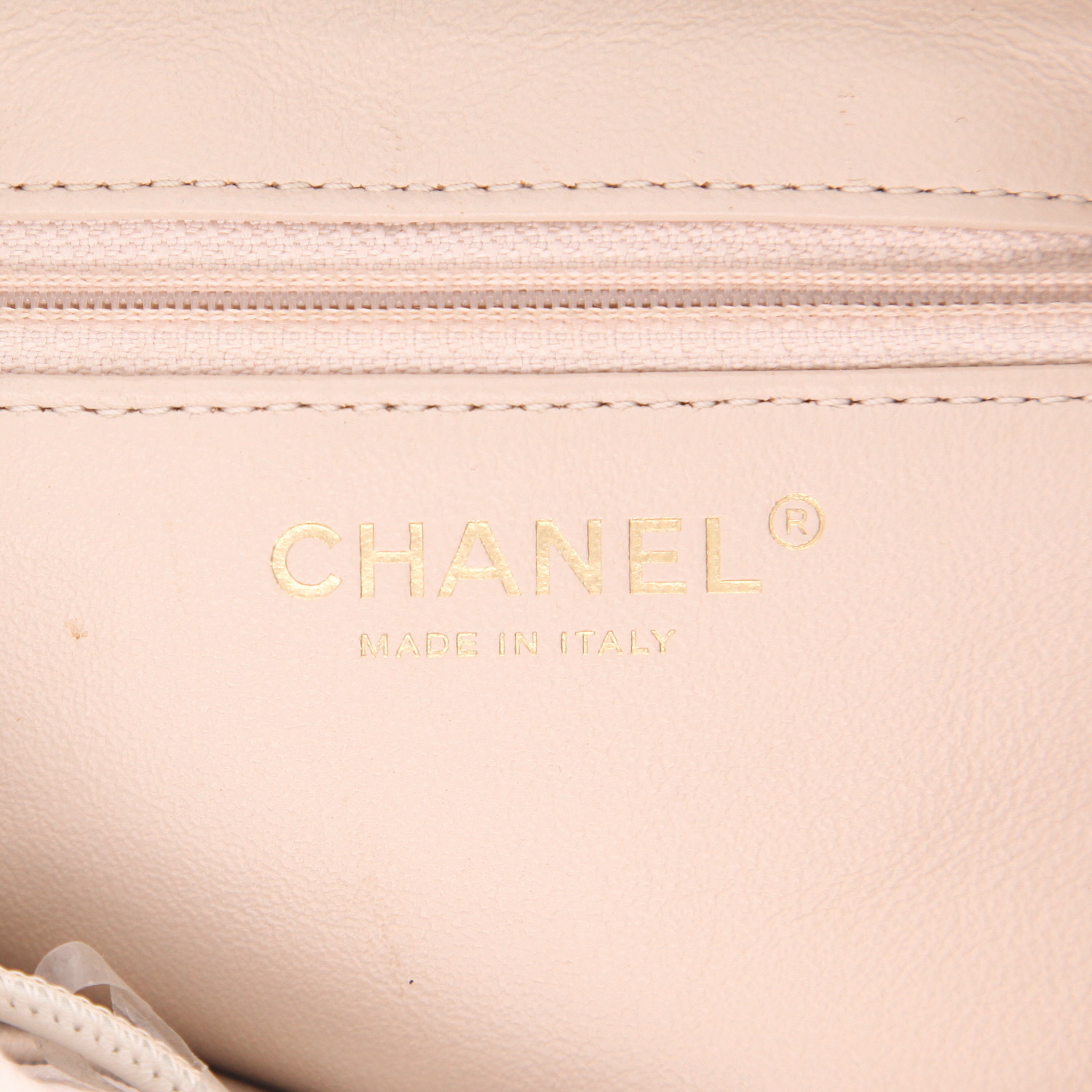 Sac à dos Chanel  Timeless en cuir grainé matelassé blanc - Detail D2