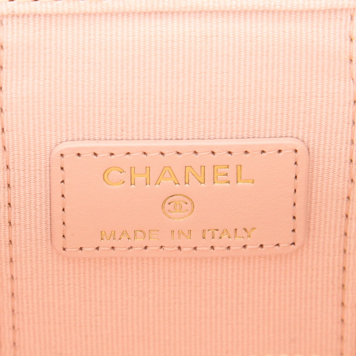 Bolso bandolera  Chanel Vanity - Pocket Hand en cuero granulado acolchado beige rosado - Detail D2