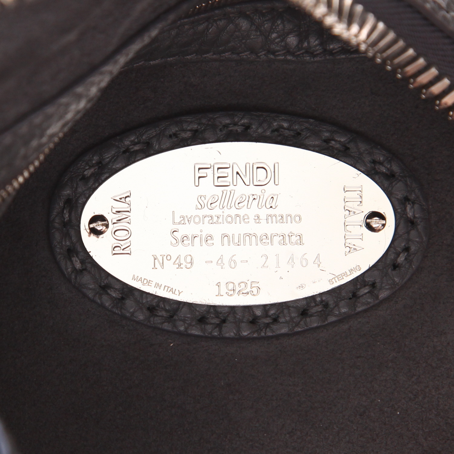 Bolso de mano Fendi  Selleria Lei Boston en cuero granulado gris - Detail D2