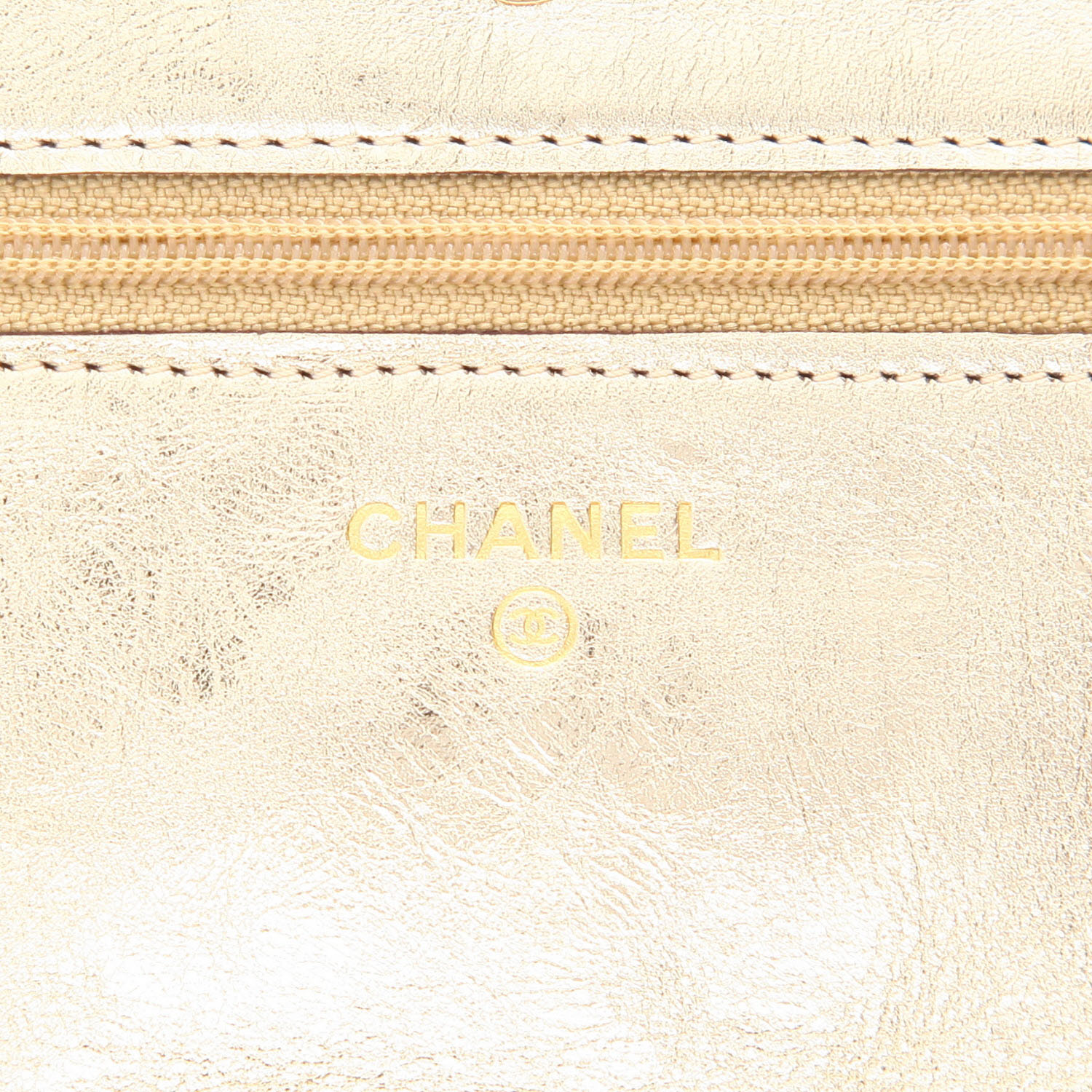 Chanel  2.55 - Wallet on Chain shoulder bag  in gold quilted leather - Detail D2