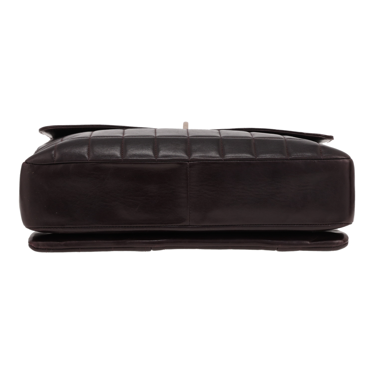 Chanel  2.55 shoulder bag  in plum quilted leather - Detail D1
