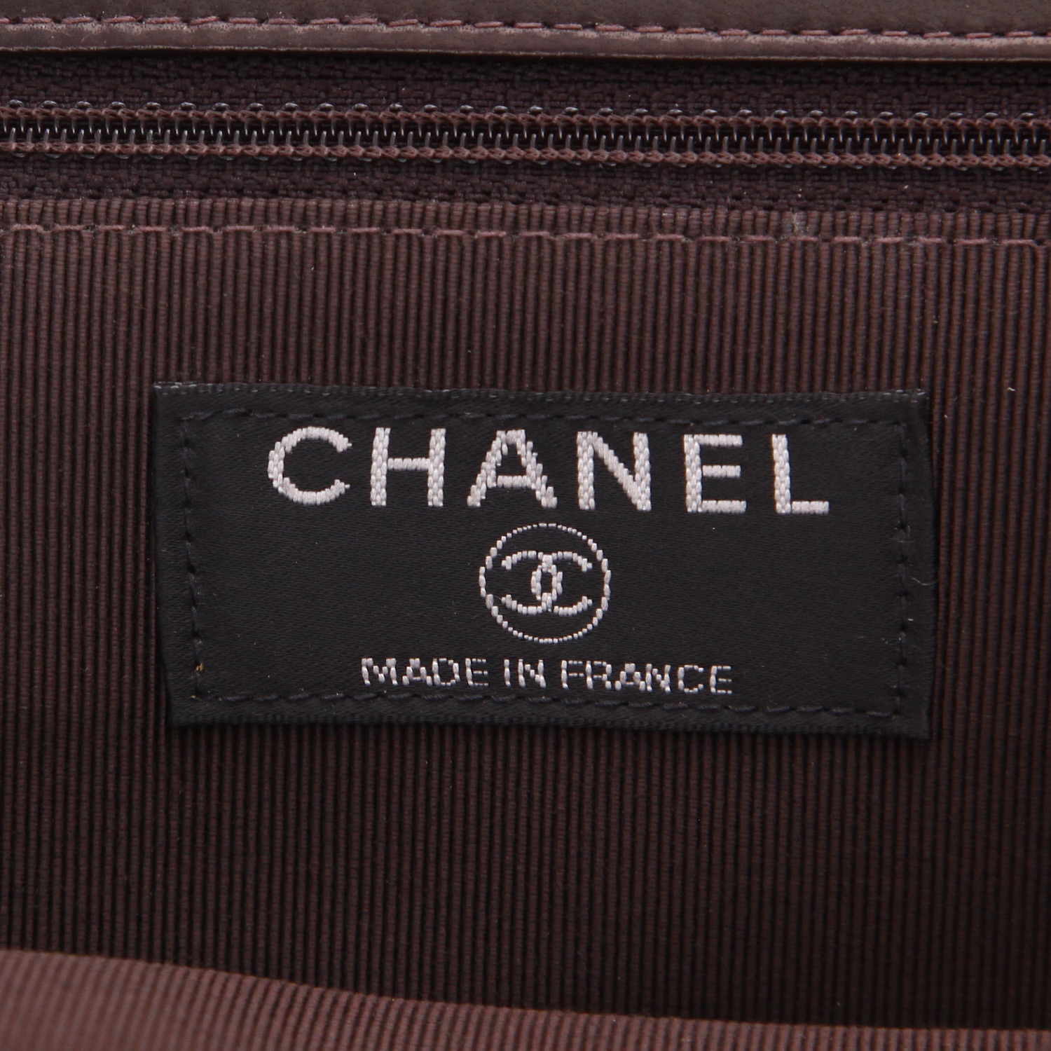 Chanel  2.55 shoulder bag  in plum quilted leather - Detail D2