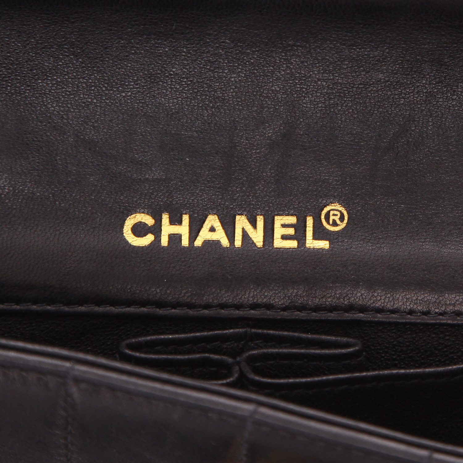 Bolso para llevar al hombro Chanel  Choco bar en cuero acolchado negro - Detail D2