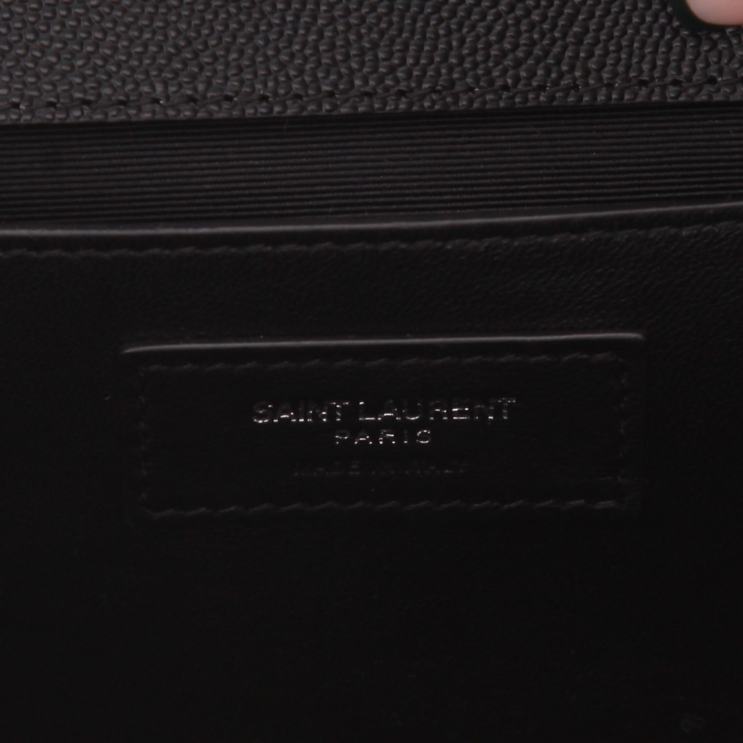 Bolso bandolera Saint Laurent  Envelope en cuero granulado negro - Detail D2