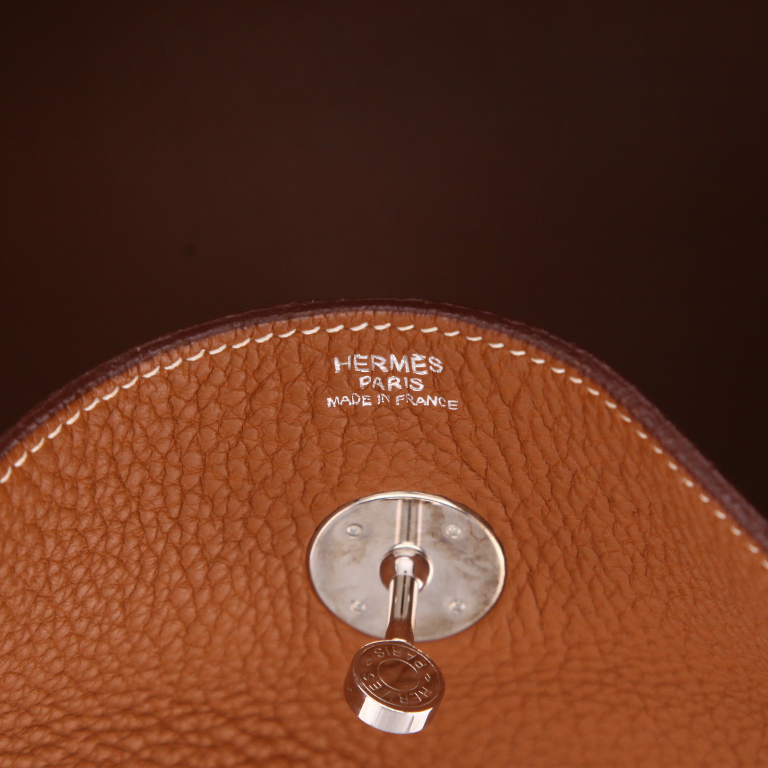 Hermès  Lindy 30 cm handbag  in gold togo leather - Detail D2