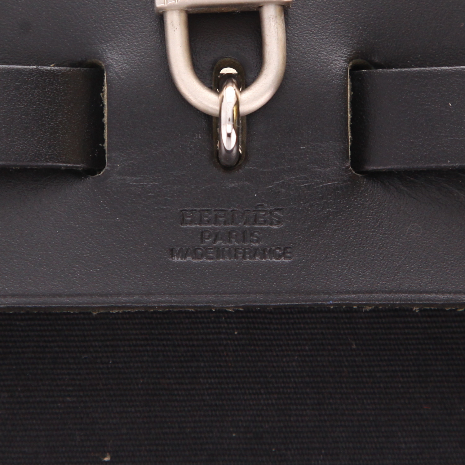 Hermès  Herbag bag worn on the shoulder or carried in the hand  in black canvas  and black leather - Detail D2