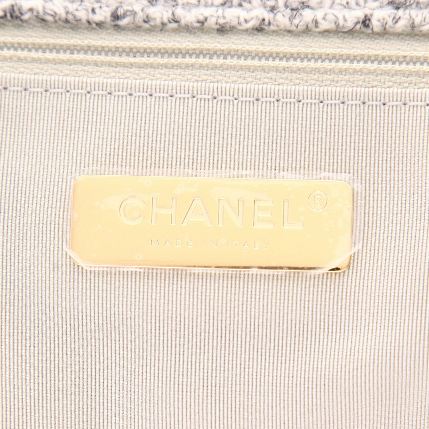 Chanel 19 handbag in grey tweed - Detail D2