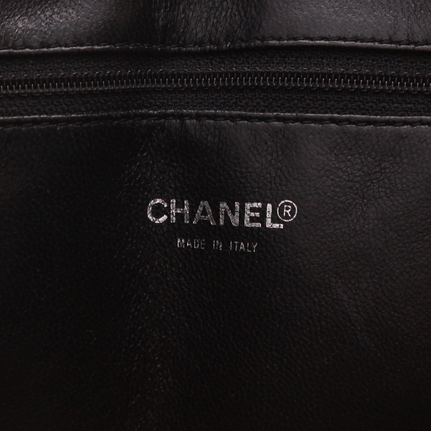 Chanel  Medaillon handbag  in black quilted grained leather - Detail D2