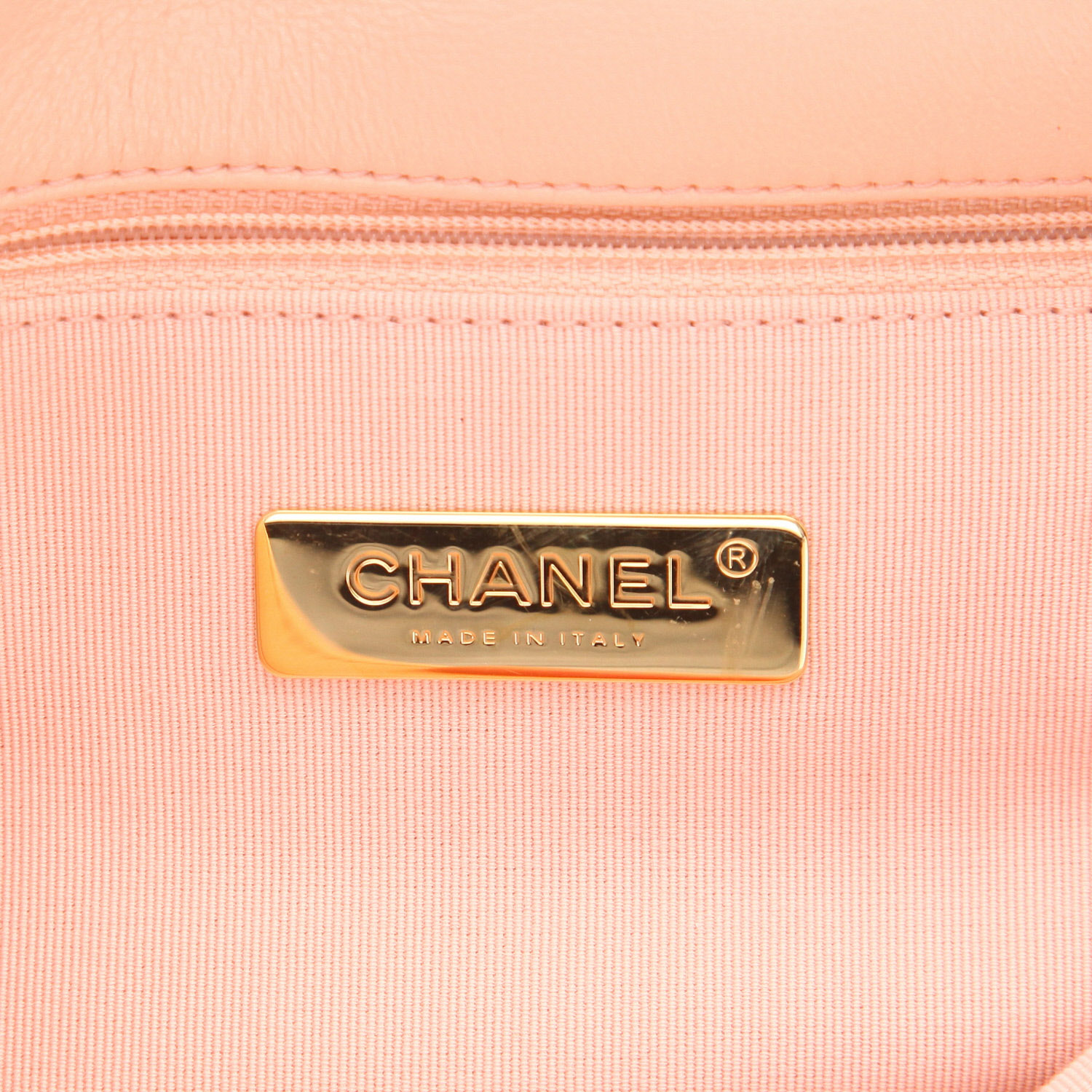 Chanel  19 handbag  in pink quilted leather - Detail D2