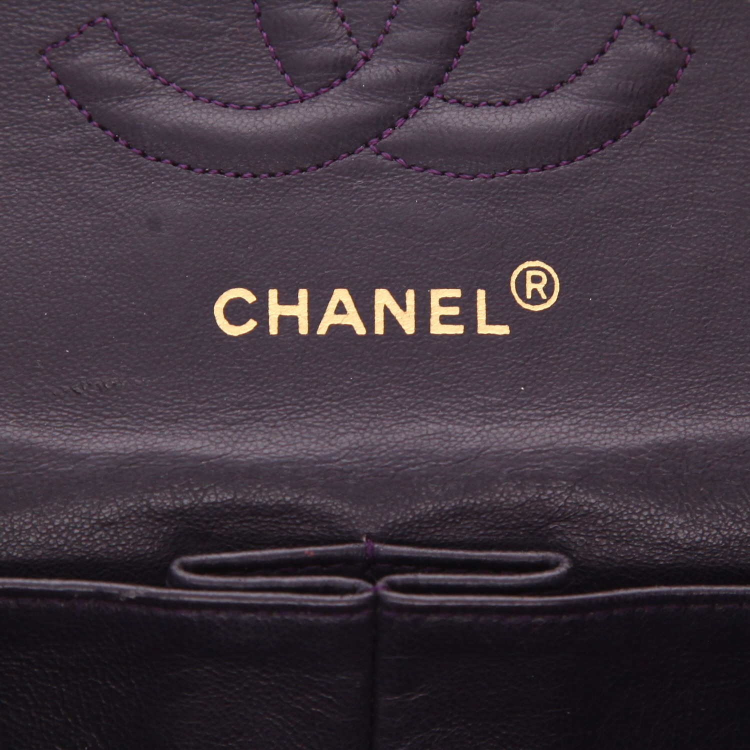 Bolso de mano Chanel  Timeless Classic en cuero acolchado con motivos de espigas violeta - Detail D2