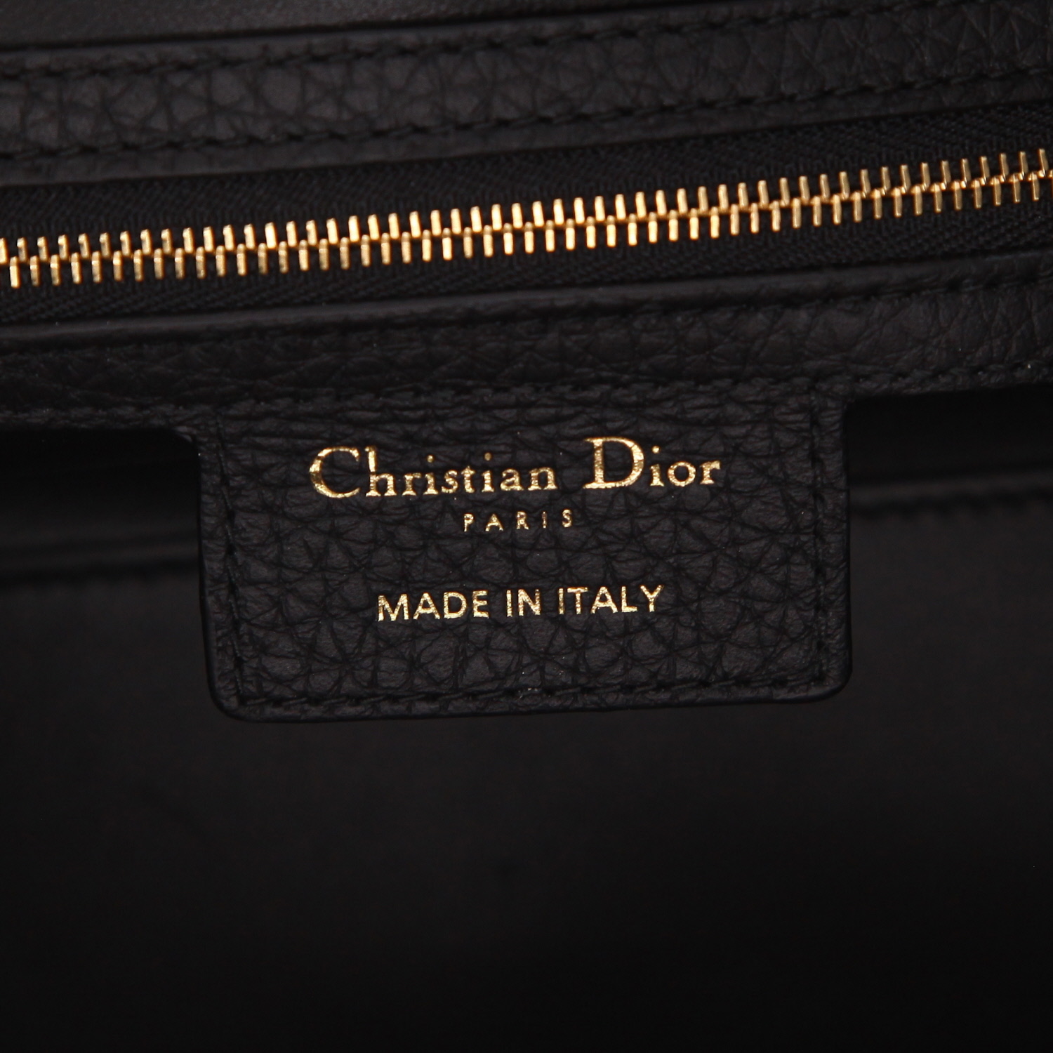 Bolso de mano Dior  Lady Dior en cuero granulado negro - Detail D2