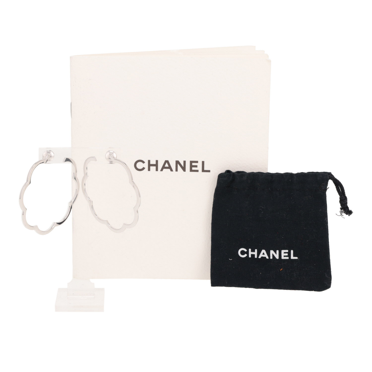 Paire de créoles Chanel Profil de Camélia en or blanc - Detail D2