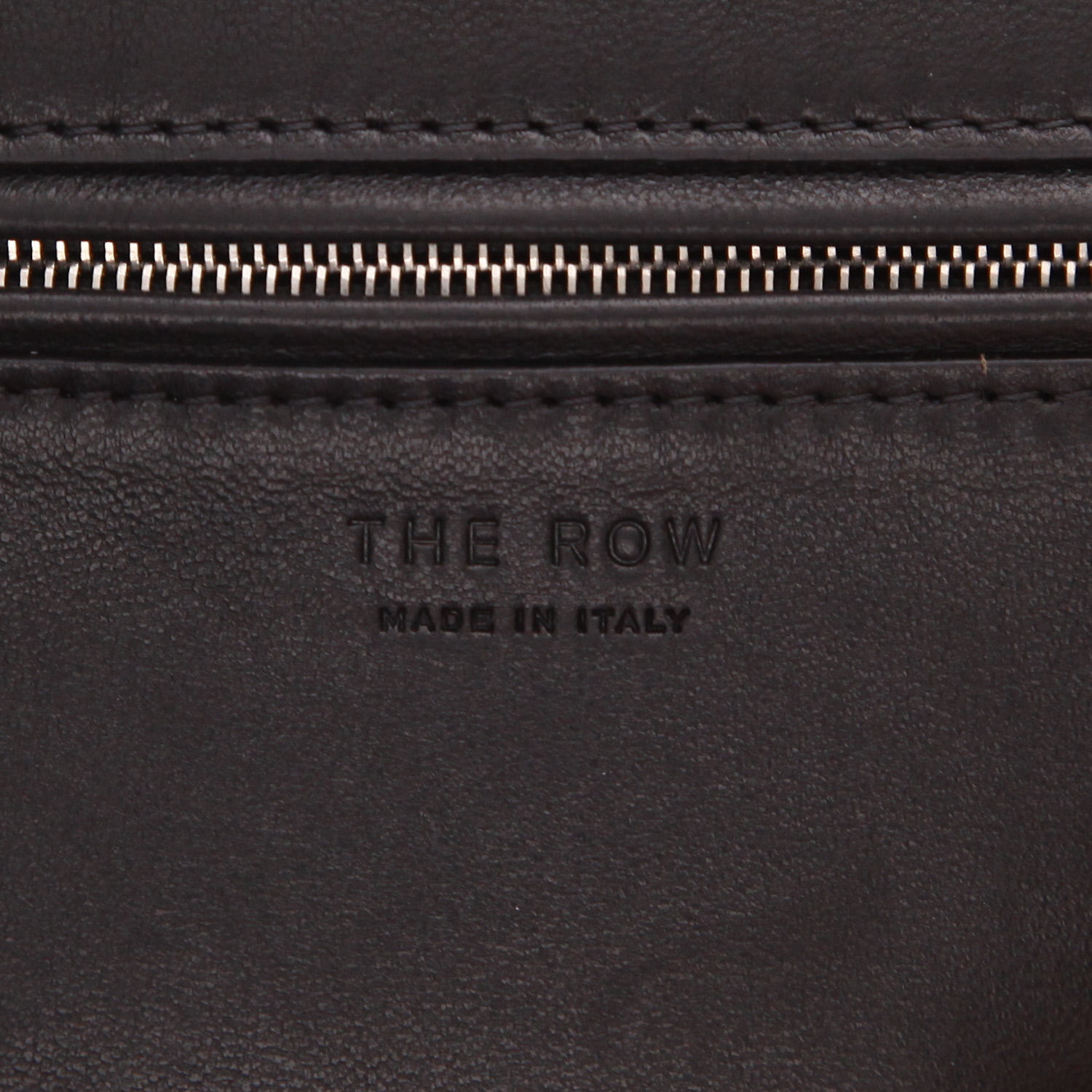 Bolso de mano The Row  Marcel en cuero granulado negro - Detail D2