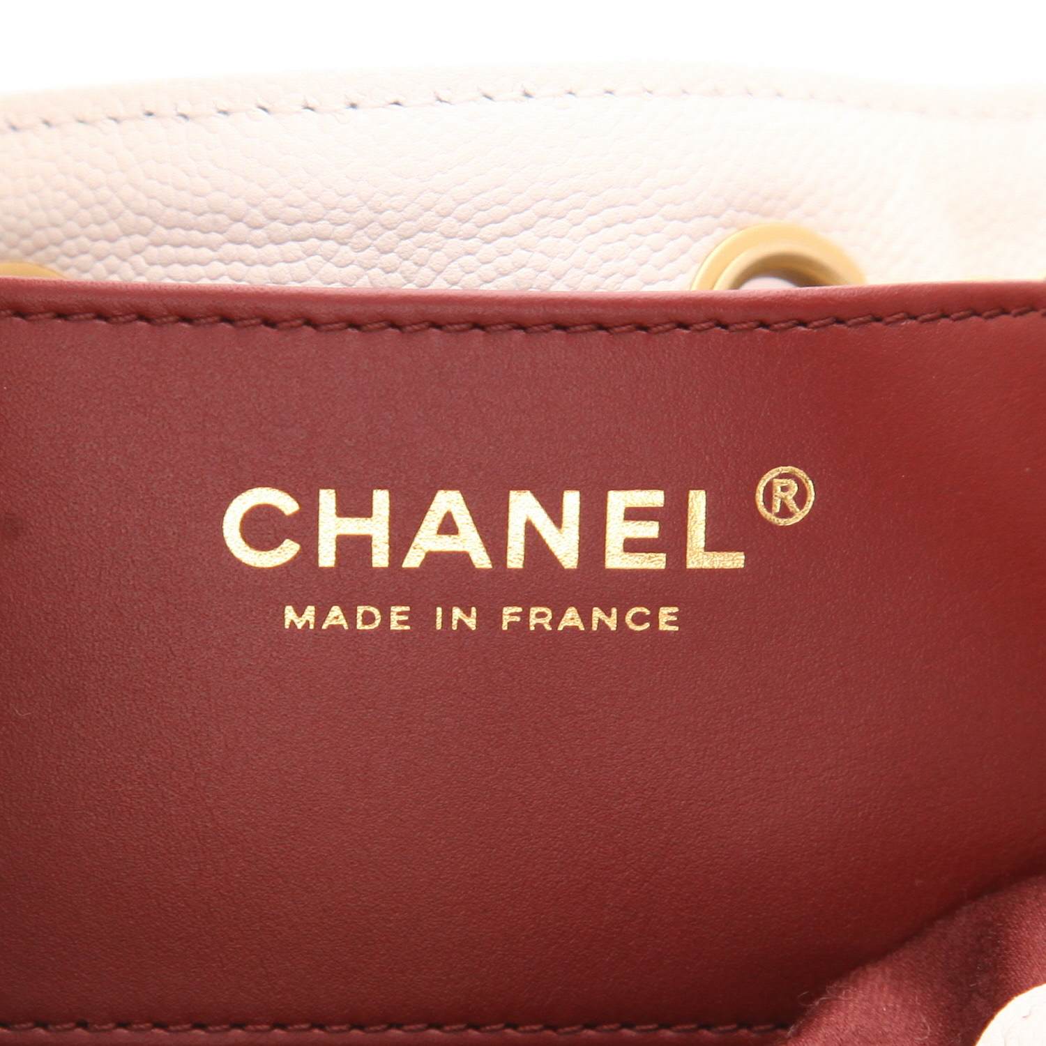 Chanel 25 shoulder bag in white quilted grained leather - Detail D2