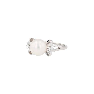 Bague Mikimoto  en platine, perle de culture et diamants
