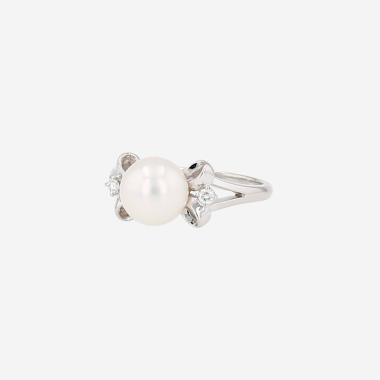 Bague Mikimoto  en platine, perle de culture et diamants