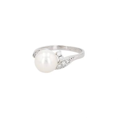 Anello Mikimoto  in platino, perla coltivata e diamanti