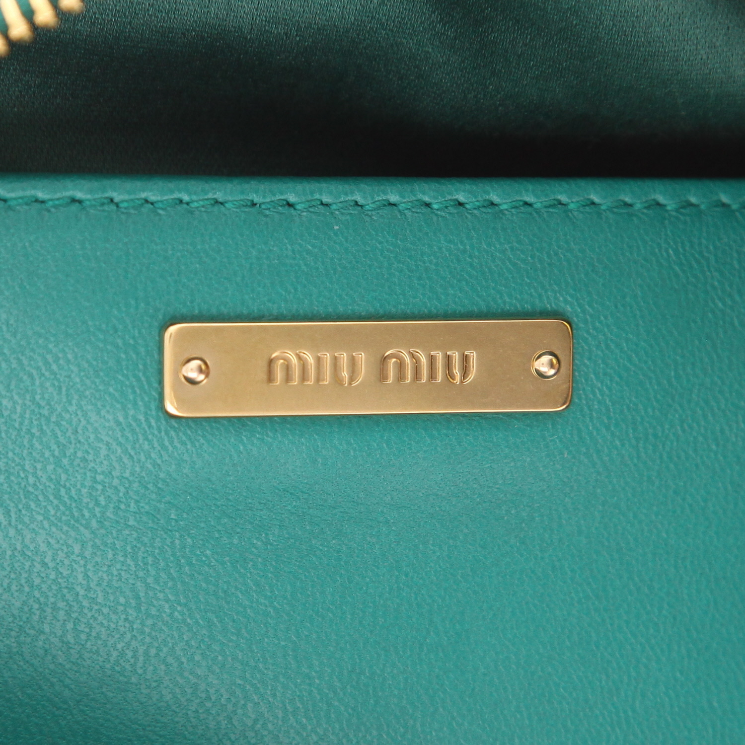 Bolso bandolera Miu Miu   en cuero acolchado verde - Detail D2