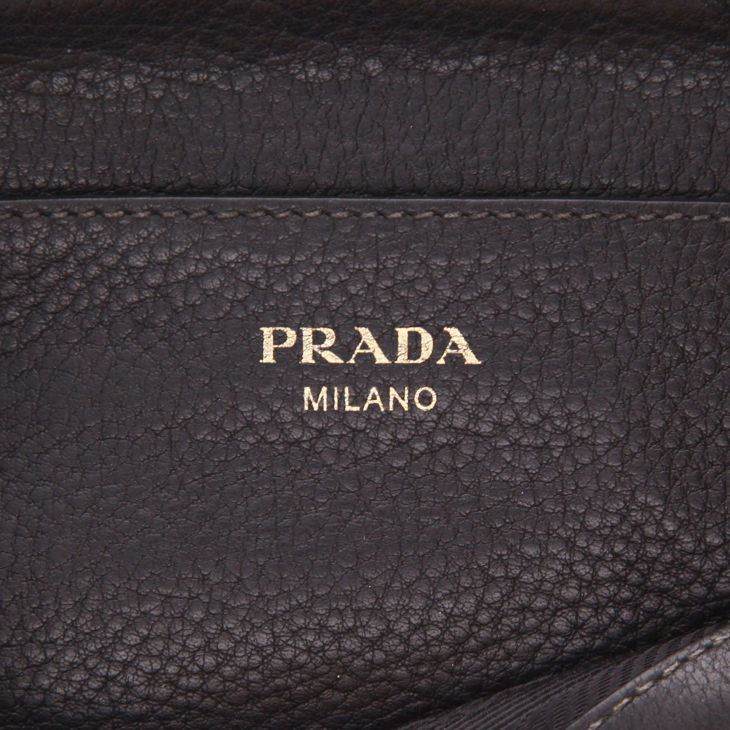 Prada   shoulder bag  in black grained leather - Detail D2