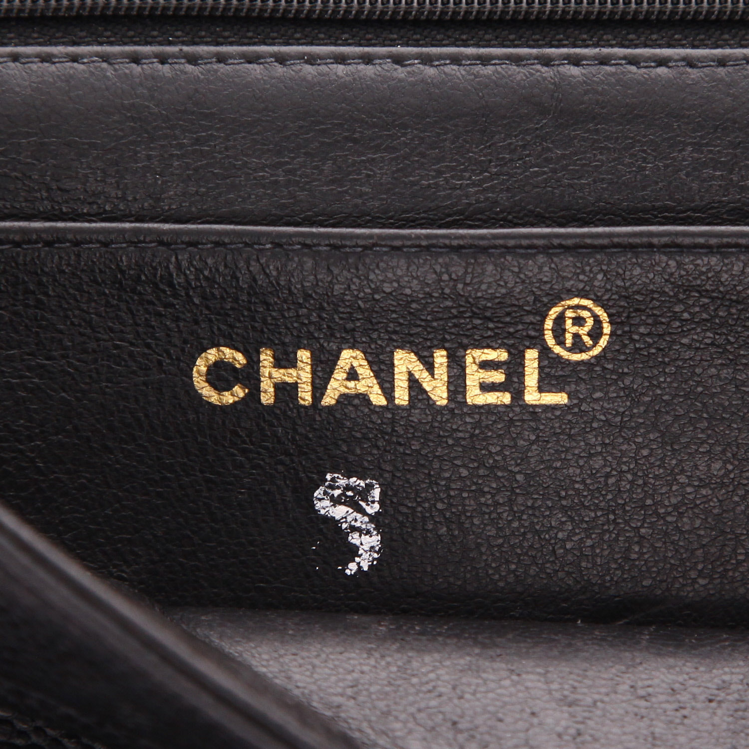 Bolso bandolera Chanel  Timeless Jumbo en cuero acolchado negro - Detail D2