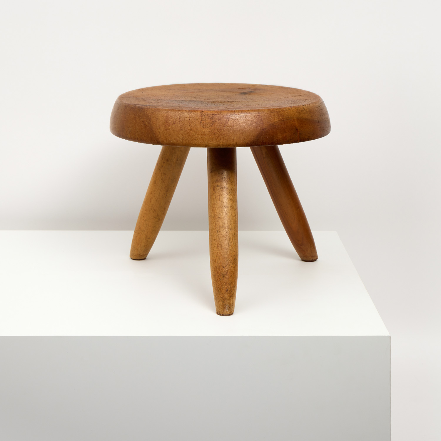 Tabouret bas tripode 'Berger' - le modèle créé en 1953 - Detail D4
