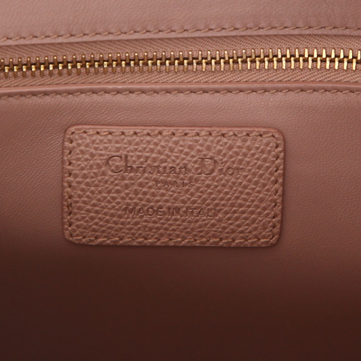 Sac bandoulière Dior  30 Montaigne en cuir grainé rose-poudre - Detail D2