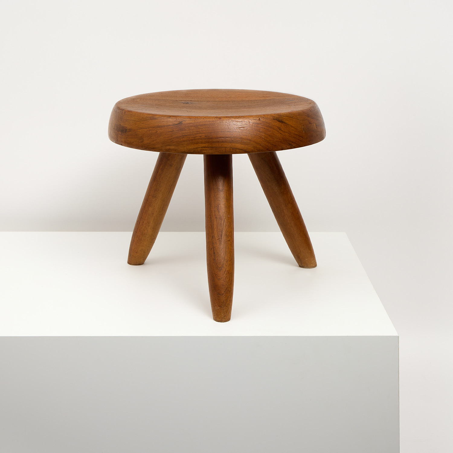Tabouret bas tripode 'Berger' - le modèle créé en 1953 - Detail D4