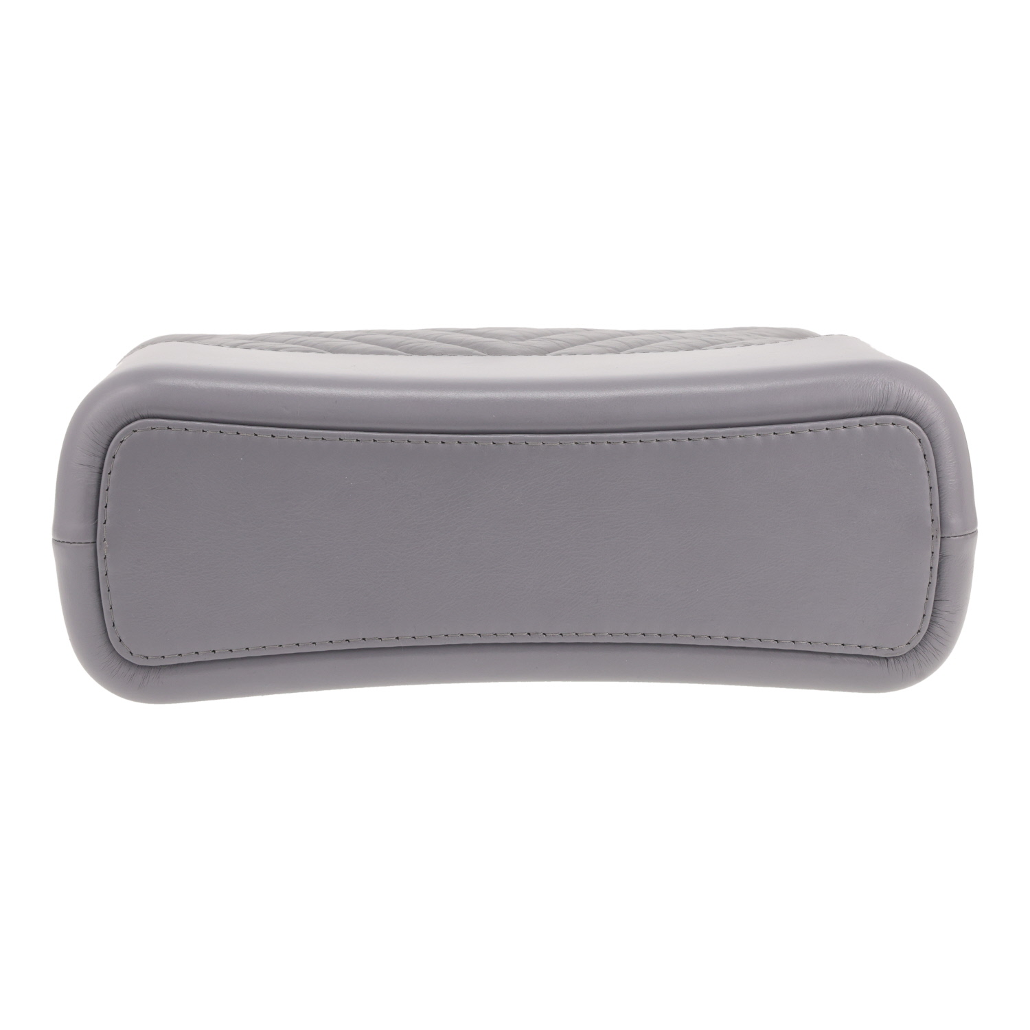 Sac bandoulière Chanel  Gabrielle  moyen modèle  en cuir matelassé chevrons gris - Detail D1