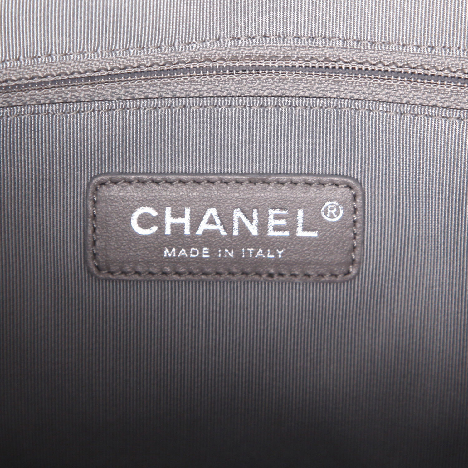 Bolso bandolera Chanel  Gabrielle  modelo mediano  en cuero acolchado con motivos de espigas gris - Detail D2