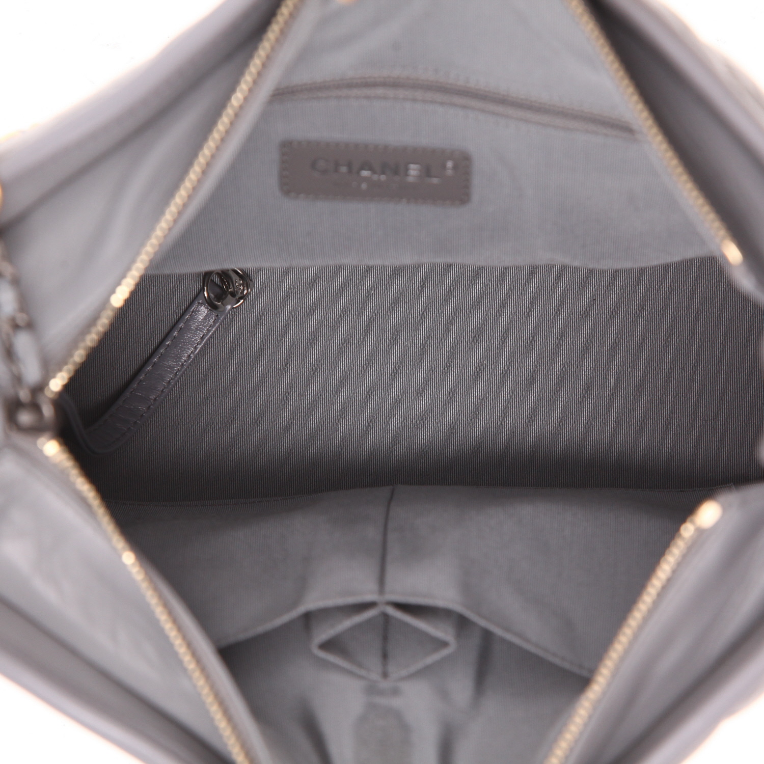 Chanel  Gabrielle  medium model  shoulder bag  in grey chevron quilted leather - Detail D3