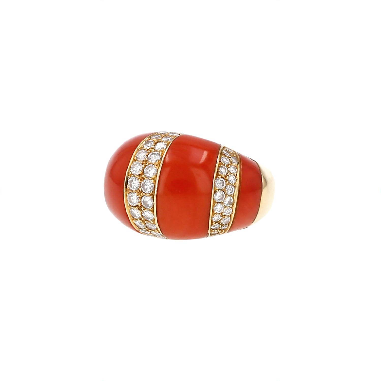 Bague années 1970 Cartier en or jaune, corail et diamants