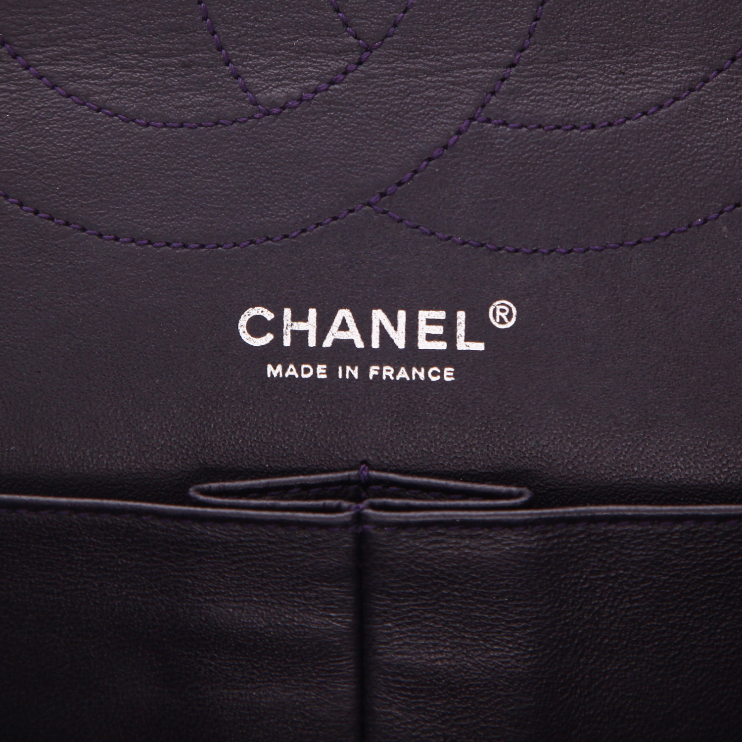 Chanel  2.55 shoulder bag  in purple quilted leather - Detail D2