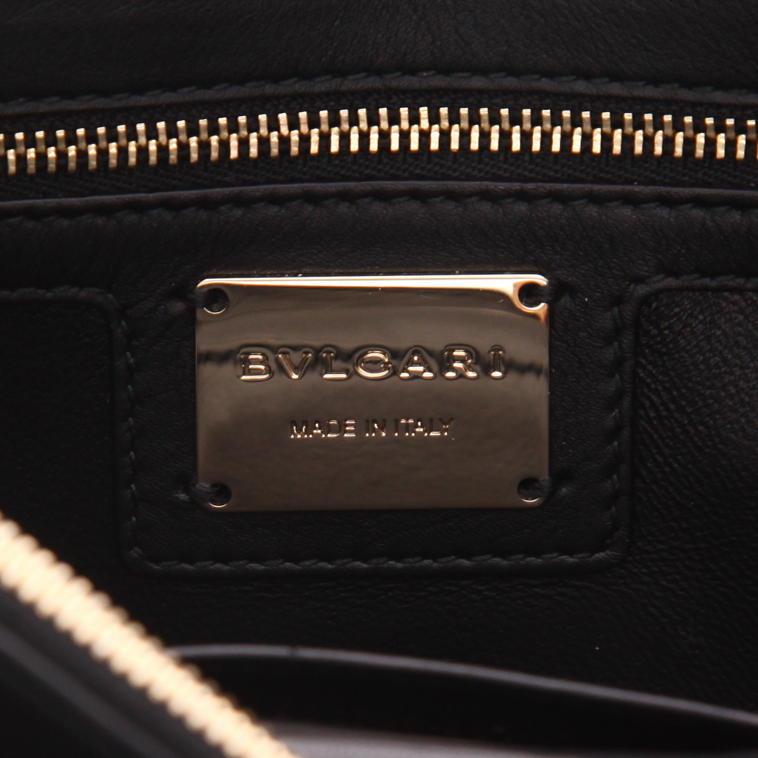 Bolso para llevar al hombro o en la mano Bulgari  Serpentissima en piel de pitón negra y dorada y blanca - Detail D2