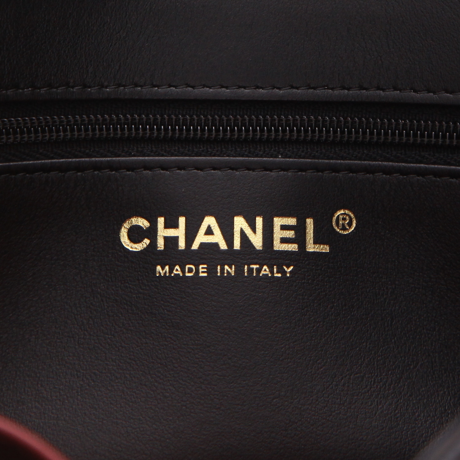 Bolso bandolera Chanel  Sac à rabat modelo pequeño  en cuero granulado negro - Detail D2