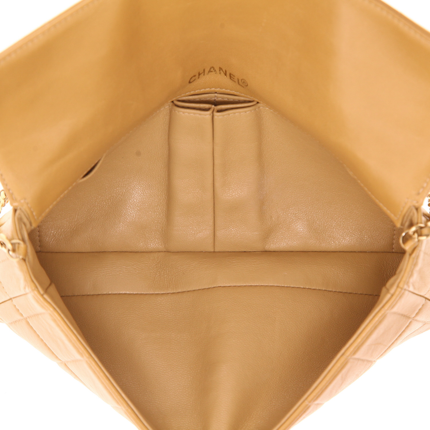 Bolso de mano Chanel  Choco bar en cuero acolchado beige - Detail D3