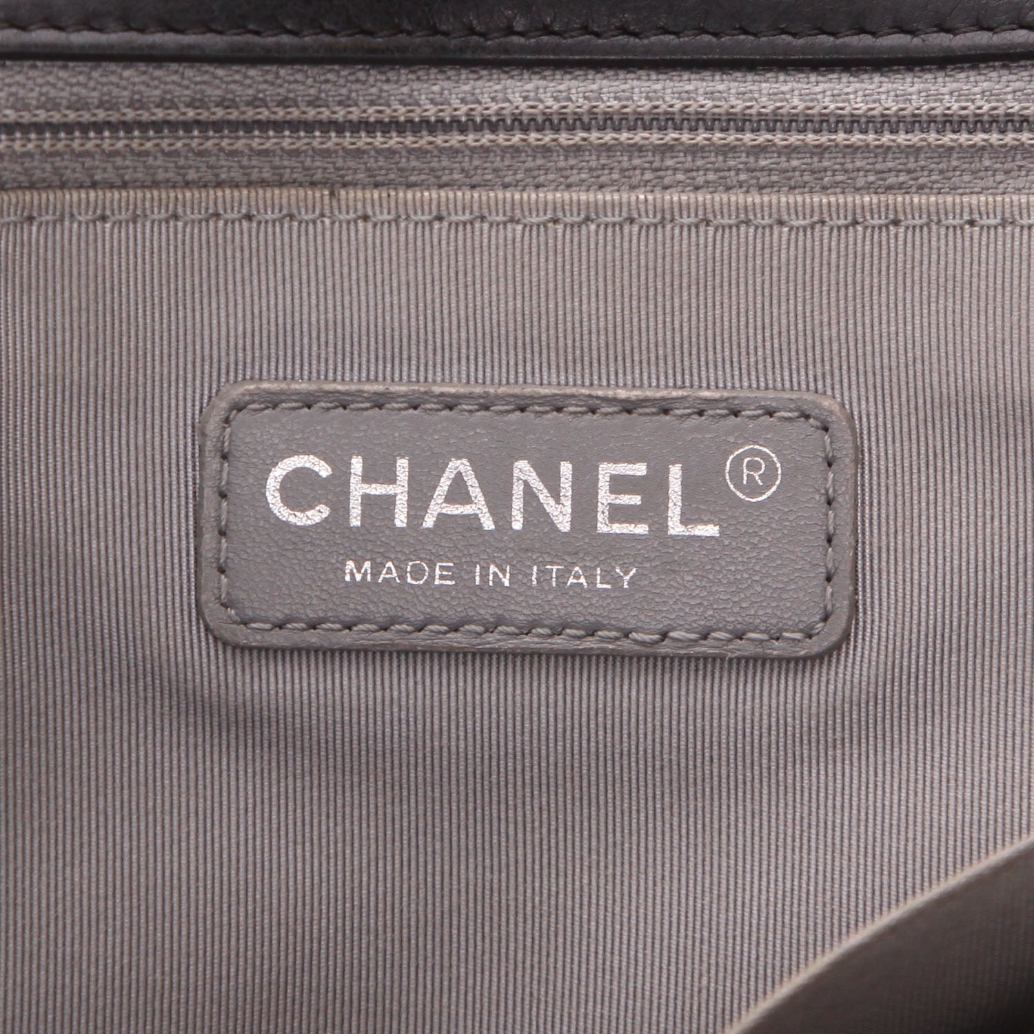 Chanel  Boy shoulder bag  in black leather - Detail D2
