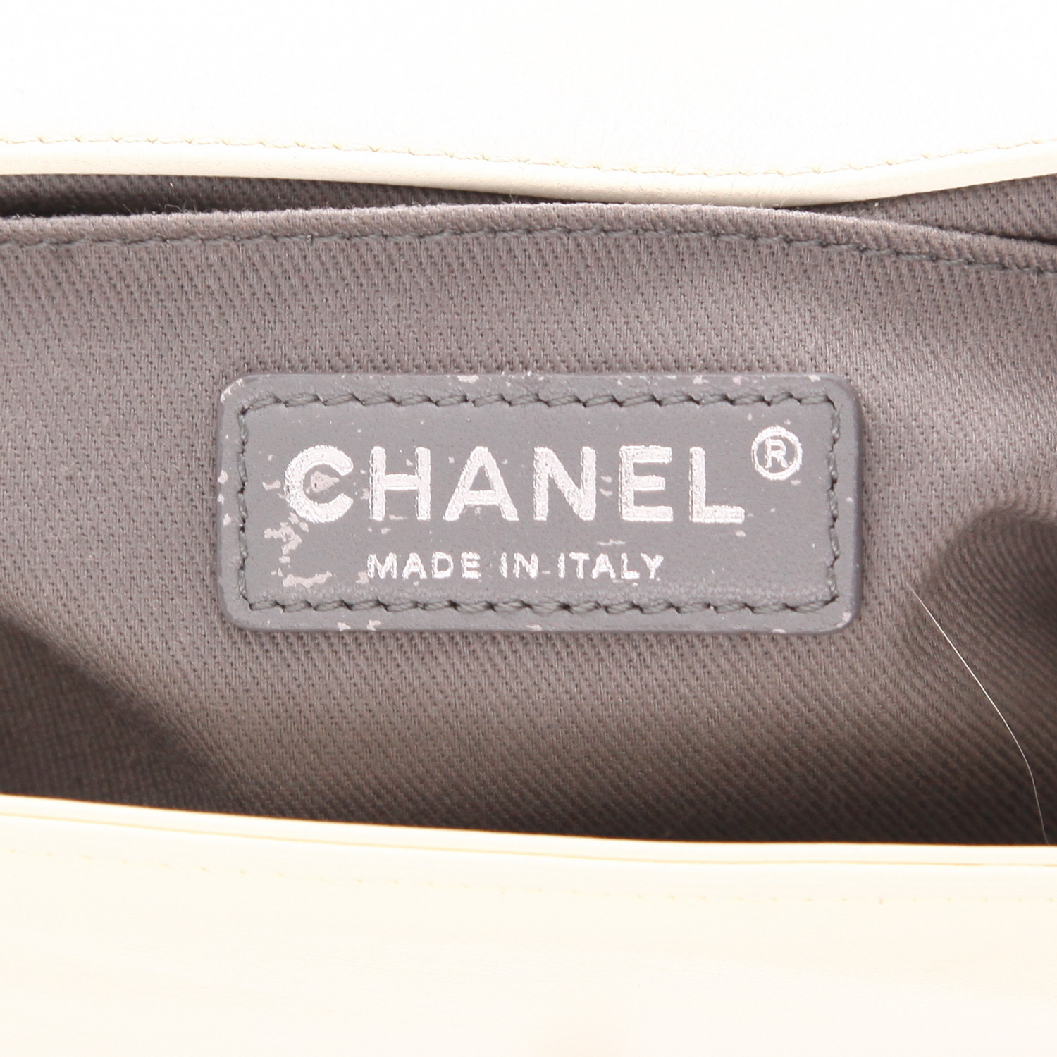 Sac bandoulière Chanel  Boy en cuir matelassé blanc - Detail D2