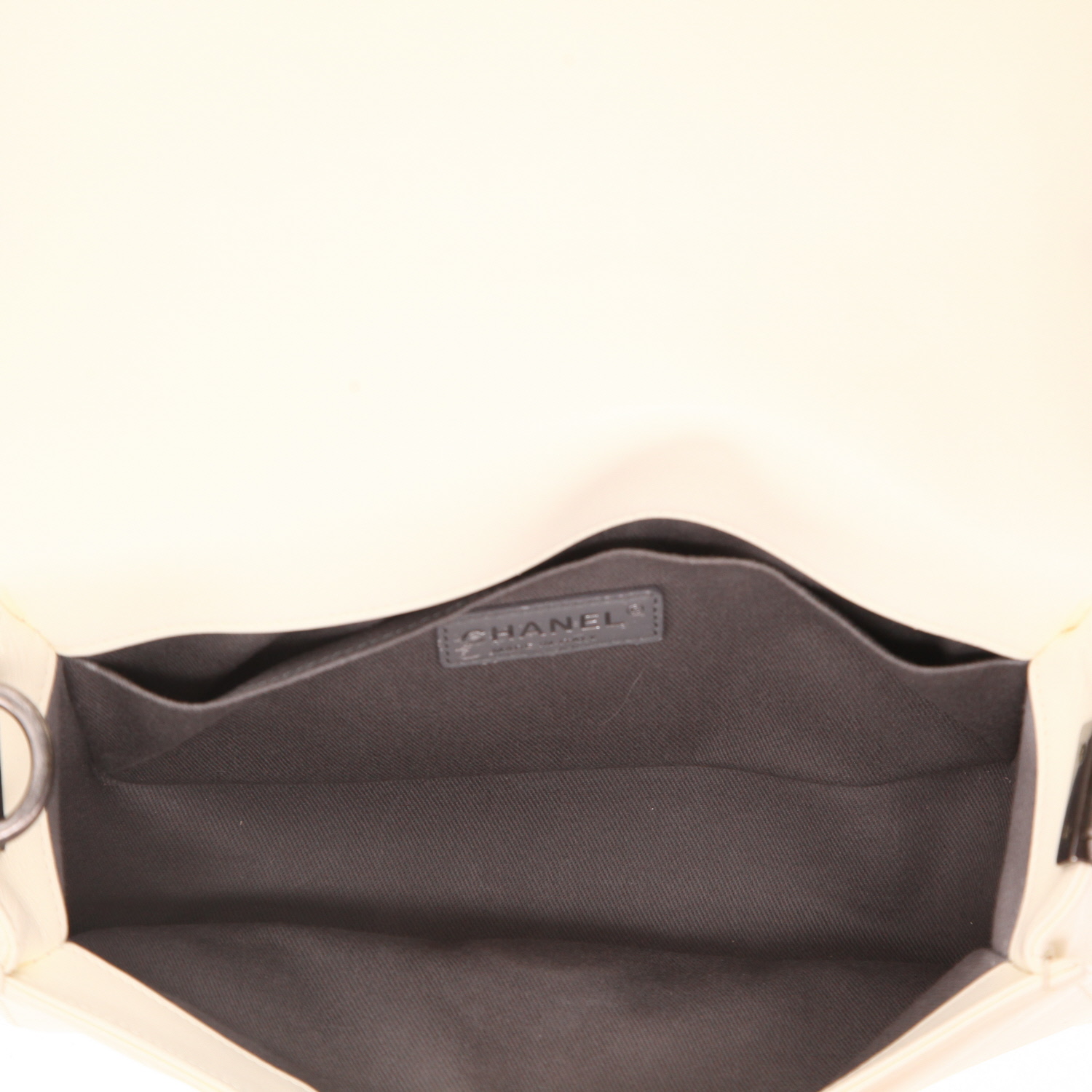 Bolso bandolera Chanel  Boy en cuero acolchado blanco - Detail D3