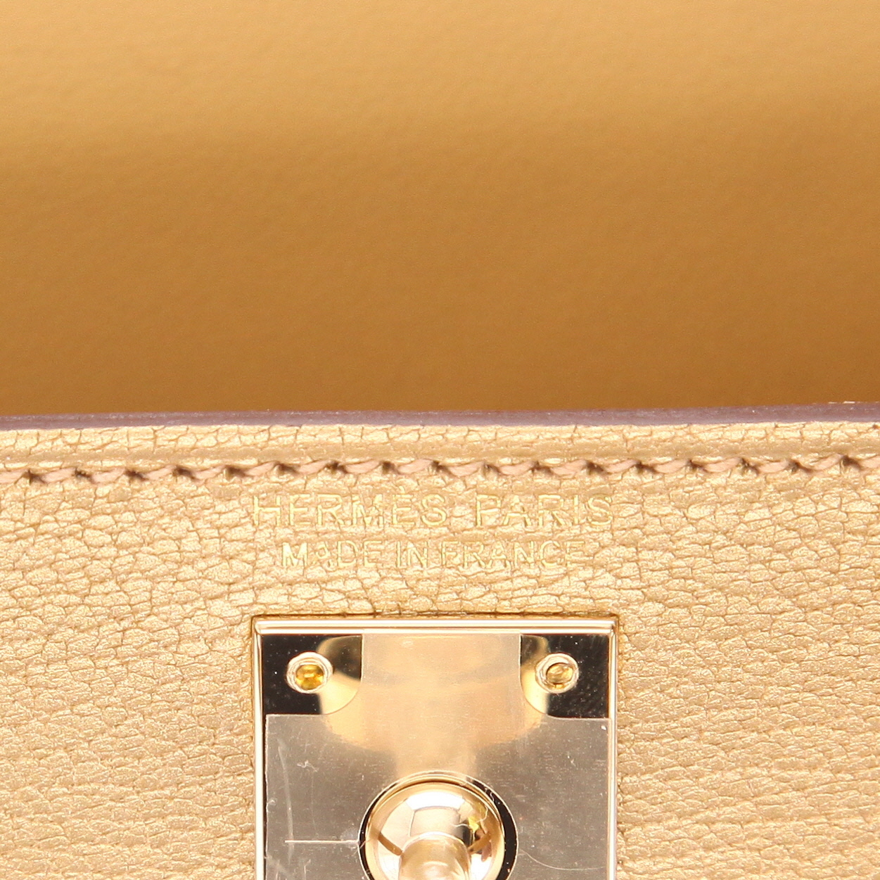 Sac bandoulière Hermès  Kelly 20 cm en chevre Chamkilight dorée - Detail D2
