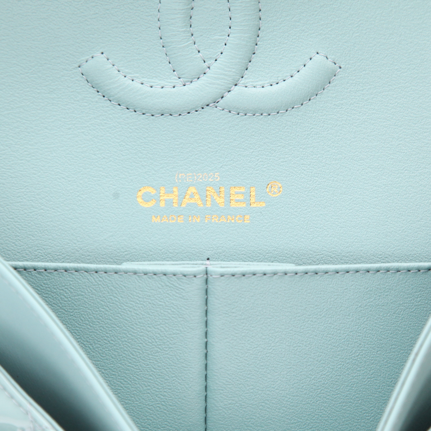 Chanel  Timeless Classic handbag  in blue patent quilted leather - Detail D2